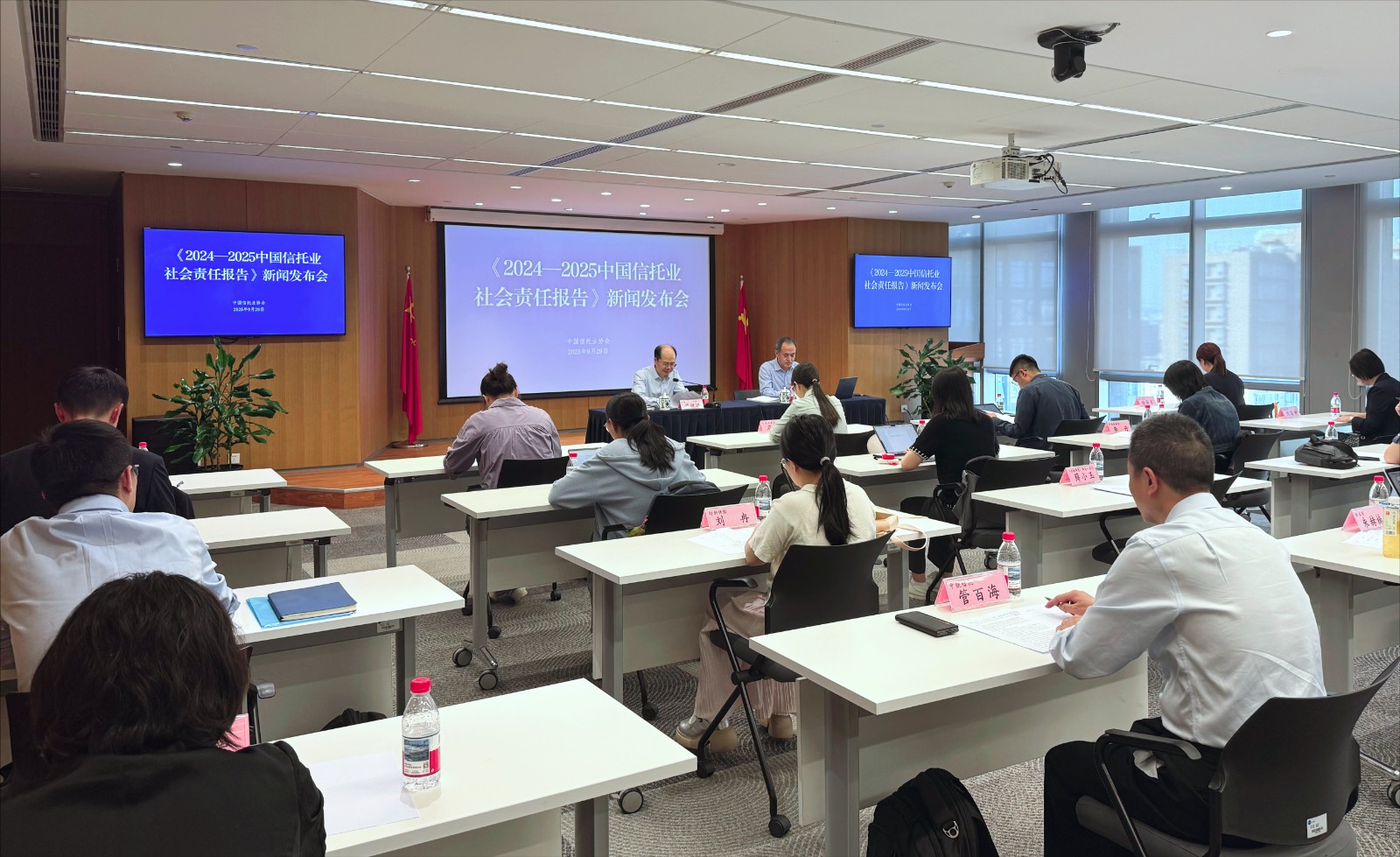 发布会.jpg 发布会.jpg